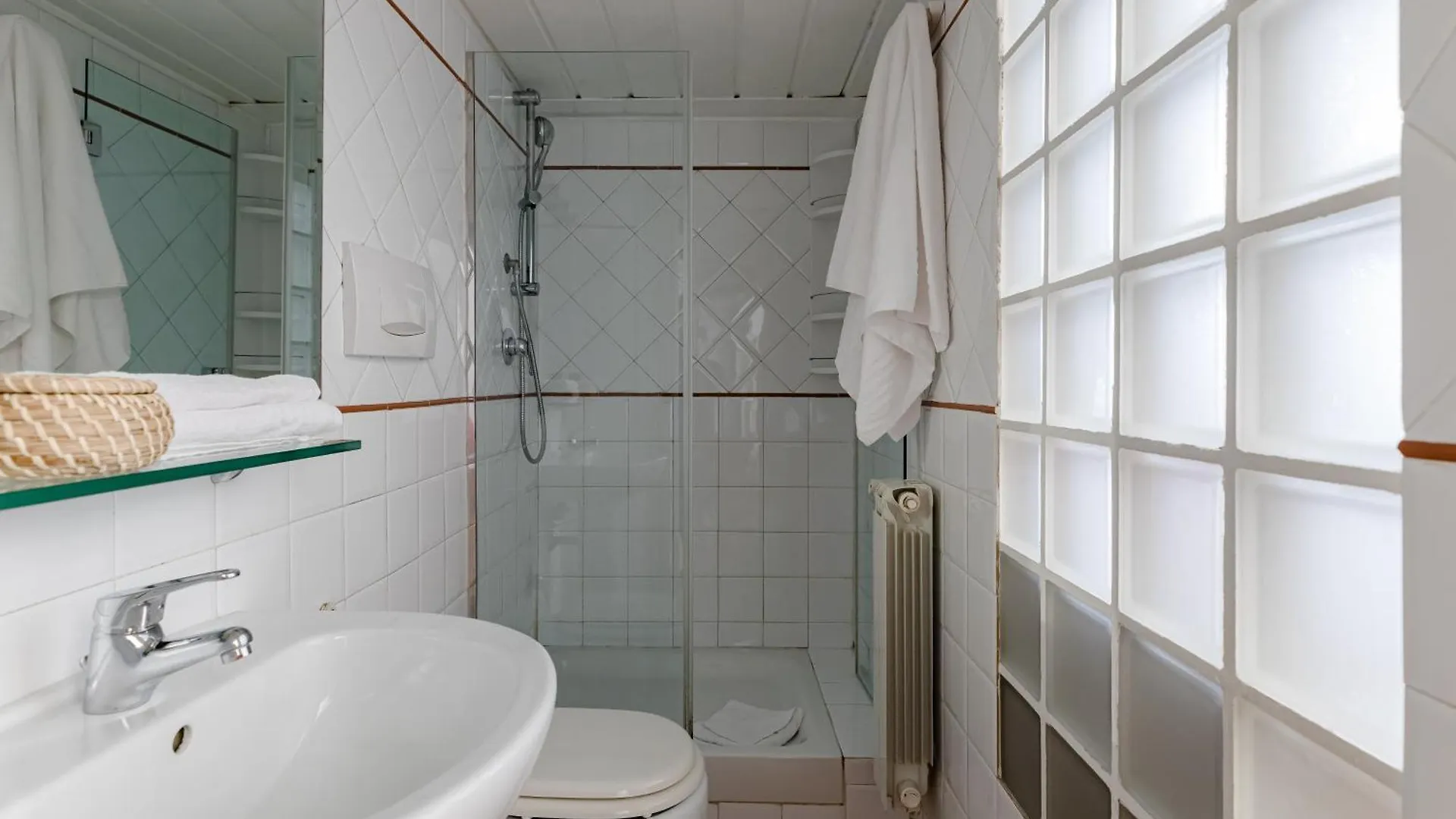 Trevi Fountain - Modern Suite In 17Th-Century Palazzo Roma 0*,  İtalya